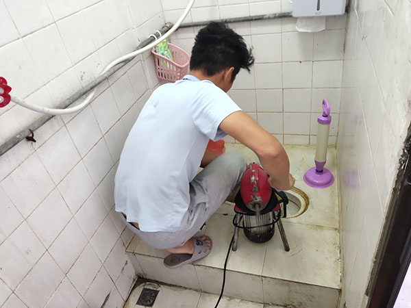 北泉镇肥皂掉到马桶里把马桶堵住了怎么办？马桶堵住了怎么办