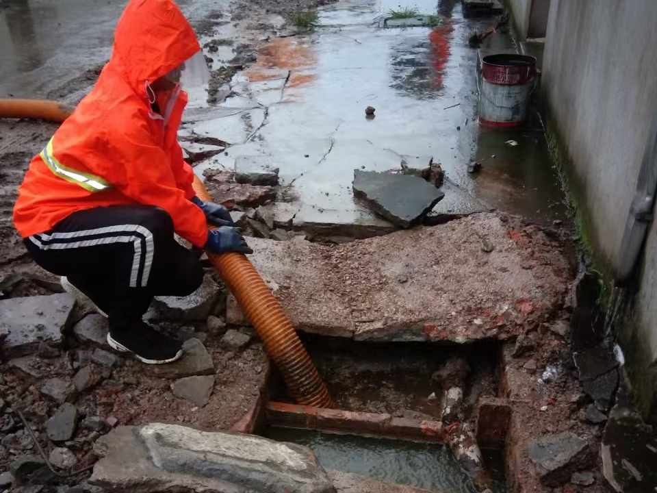 北泉镇专业清理污水池 炜誉市政以规范流程守护城市 “肠道”